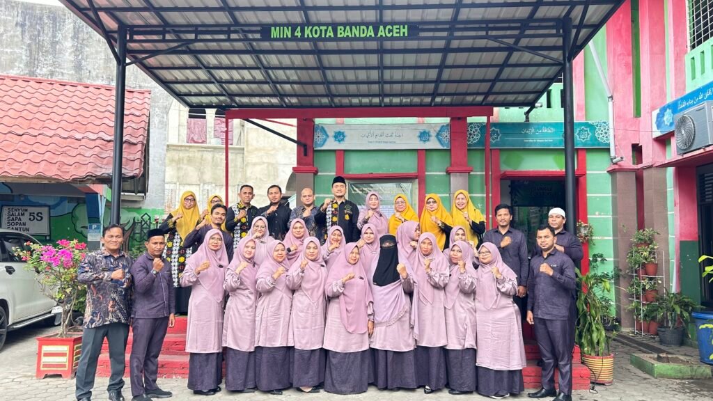 Tim pengawas Kemenag Kota Banda Aceh melakukan pendampingan dan penilaian dalam kegiatan Sapa Madrasah dan PKKM di MIN 4 Kota Banda Aceh.